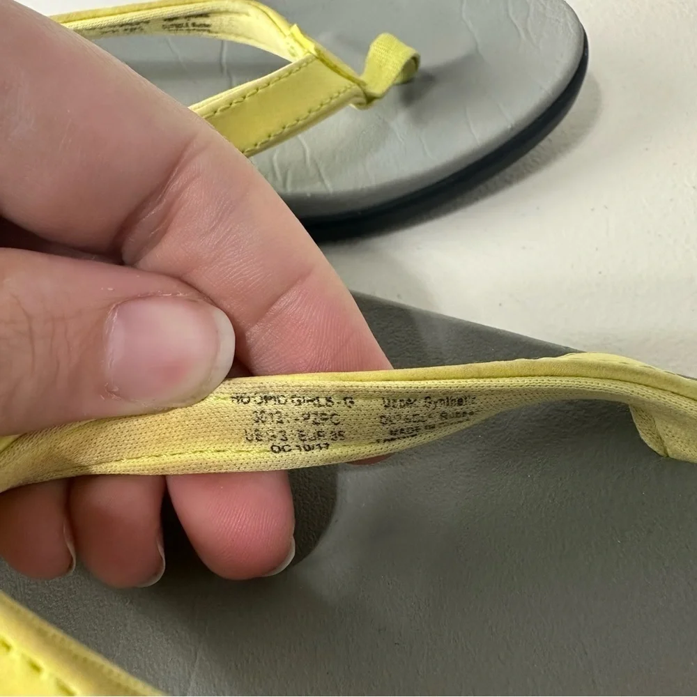 OluKai Girls Yellow Gray Black Ho’opio Thong Summer Outdoor Sandals Flip Flops 3